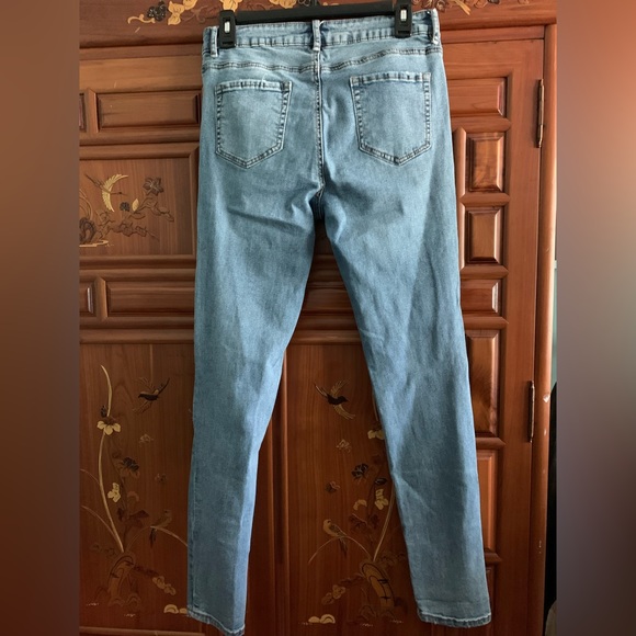 Floral Embroidered / Distressed Simply Styled Jeans - Picture 6 of 6